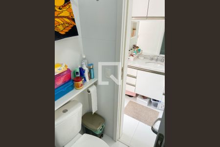 Apartamento à venda com 106m², 3 quartos e 4 vagasBanheiro da Suíte 2 e 3