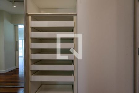 Apartamento à venda com 366m², 5 quartos e 5 vagas Apartamento à venda com 366m², 5 quartos e 5 vagasQuarto