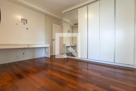 Apartamento à venda com 366m², 5 quartos e 5 vagas Apartamento à venda com 366m², 5 quartos e 5 vagasQuarto
