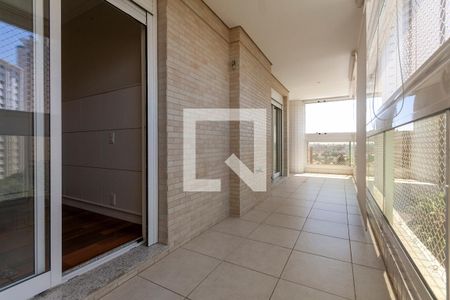 Apartamento à venda com 366m², 5 quartos e 5 vagas Apartamento à venda com 366m², 5 quartos e 5 vagasQuarto