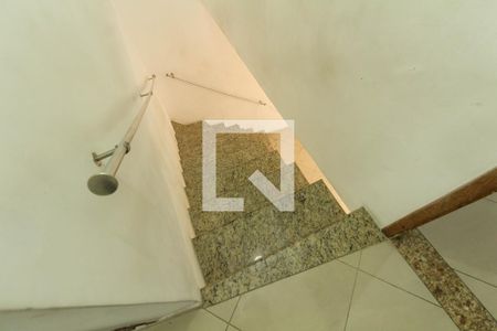 Casa à venda com 150m², 3 quartos e 3 vagas Casa à venda com 150m², 3 quartos e 3 vagasEscada