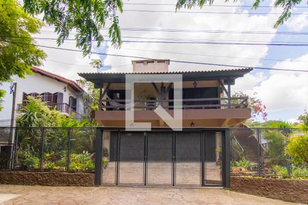 Casa à venda com 910m², 6 quartos e 5 vagas Casa à venda com 910m², 6 quartos e 5 vagasFachada