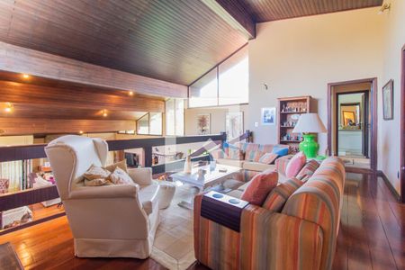 Casa à venda com 910m², 6 quartos e 5 vagas Casa à venda com 910m², 6 quartos e 5 vagasSala