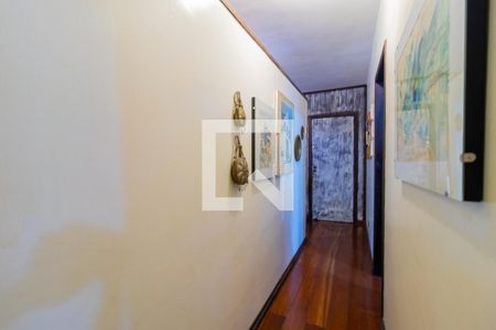 Casa à venda com 910m², 6 quartos e 5 vagas Casa à venda com 910m², 6 quartos e 5 vagasCorredor