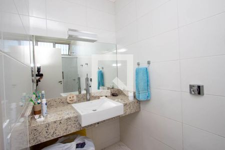 Casa à venda com 450m², 4 quartos e 5 vagas Casa à venda com 450m², 4 quartos e 5 vagasBanheiro da Suíte 2