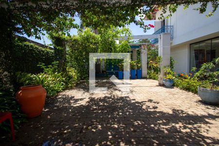 Casa à venda com 450m², 4 quartos e 5 vagas Casa à venda com 450m², 4 quartos e 5 vagasQuintal