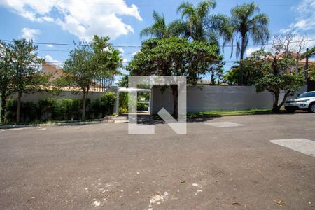 Casa à venda com 450m², 4 quartos e 5 vagas Casa à venda com 450m², 4 quartos e 5 vagasFachada da casa