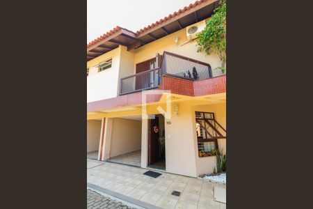 Casa de condomínio à venda com 180m², 4 quartos e 1 vaga Casa de condomínio à venda com 180m², 4 quartos e 1 vagaFachada