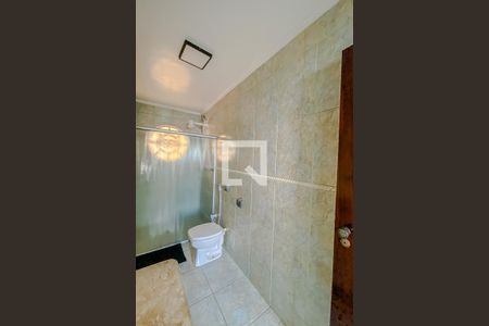 Casa à venda com 220m², 3 quartos e 2 vagas Casa à venda com 220m², 3 quartos e 2 vagasBanheiro