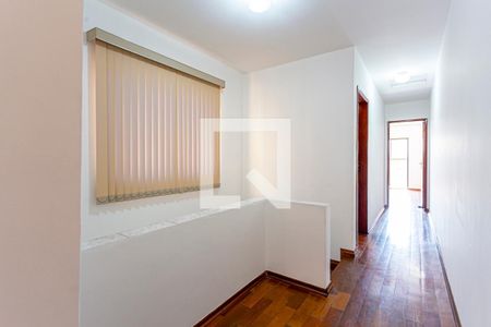 Casa à venda com 220m², 4 quartos e 4 vagasCorredor Dormitórios