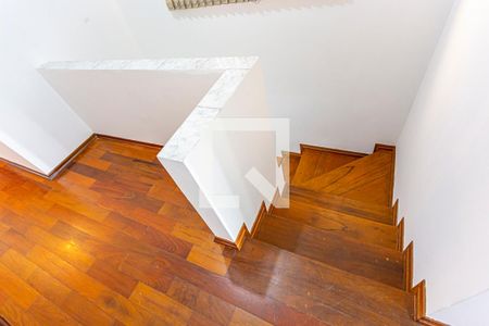 Casa à venda com 220m², 4 quartos e 4 vagasEscada Dormitórios