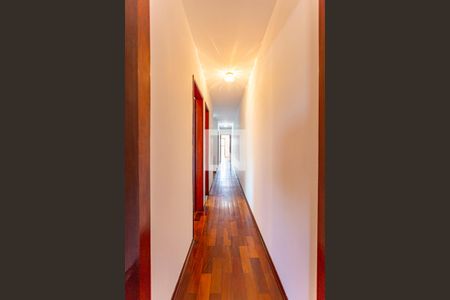 Casa à venda com 220m², 4 quartos e 4 vagasCorredor Dormitórios