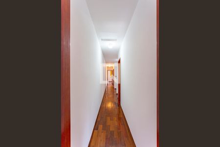 Casa à venda com 220m², 4 quartos e 4 vagasCorredor Dormitórios