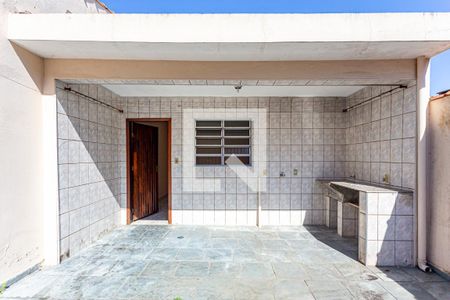 Casa à venda com 220m², 4 quartos e 4 vagasÁrea de Serviço - Quintal Fundos