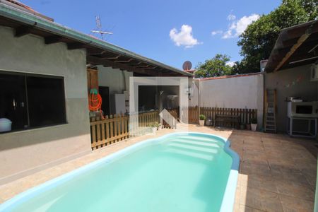 Casa à venda com 240m², 3 quartos e 2 vagas Casa à venda com 240m², 3 quartos e 2 vagasPiscina