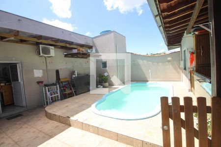 Casa à venda com 240m², 3 quartos e 2 vagas Casa à venda com 240m², 3 quartos e 2 vagasPiscina