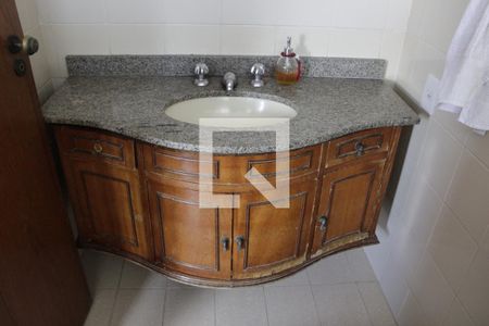 Casa à venda com 356m², 4 quartos e 4 vagasBanheiro da Suíte 2