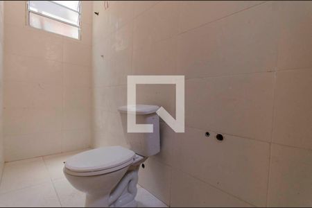 Banheiro de casa de condomínio para alugar com 1 quarto, 28m² em Vila Nhocune, São Paulo