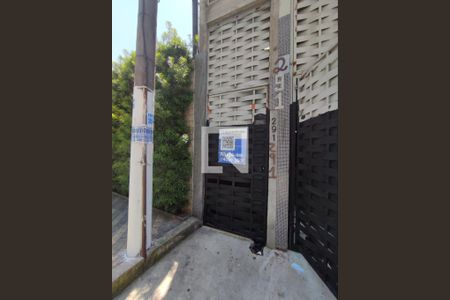 Placa  de casa de condomínio para alugar com 1 quarto, 28m² em Vila Nhocune, São Paulo
