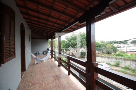 Casa à venda com 240m², 5 quartos e 8 vagasVaranda