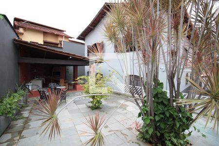 Casa à venda com 240m², 5 quartos e 8 vagasQuintal