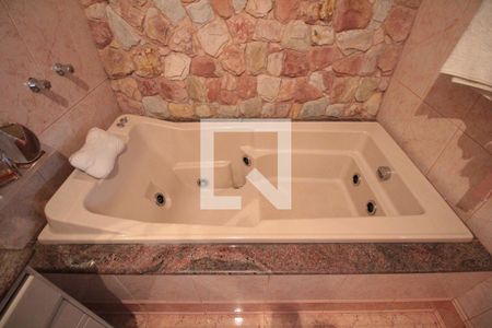 Casa à venda com 240m², 5 quartos e 8 vagasBanheiro da Suite