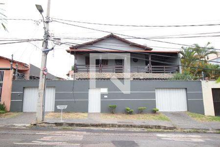 Casa à venda com 240m², 5 quartos e 8 vagasFachada