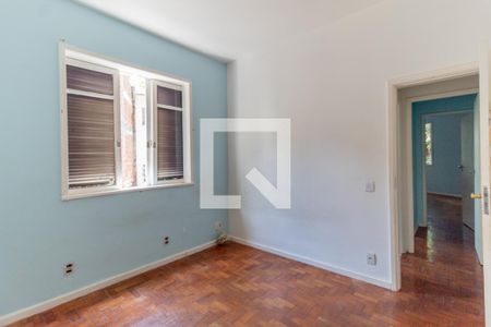 Casa à venda com 264m², 4 quartos e 3 vagas Casa à venda com 264m², 4 quartos e 3 vagasQuarto 2 - terceiro andar