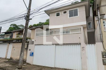 Casa à venda com 137m², 3 quartos e 2 vagas Casa à venda com 137m², 3 quartos e 2 vagasFachada