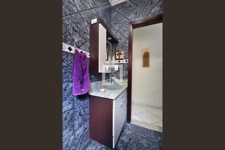 Casa à venda com 225m², 4 quartos e 4 vagasBanheiro Social 2