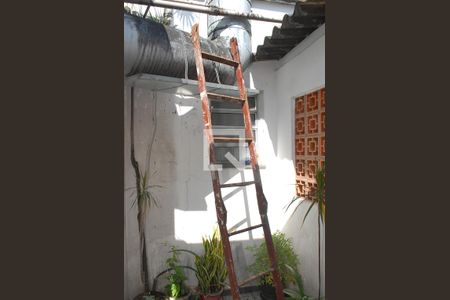 Casa à venda com 90m², 4 quartos e sem vagaQuintal