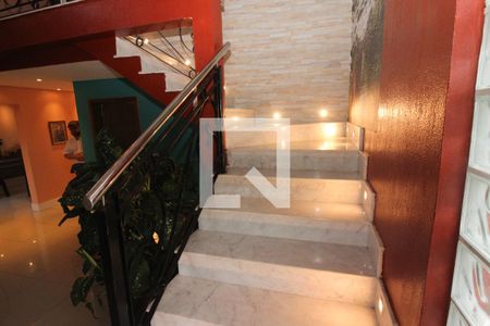 Casa à venda com 438m², 3 quartos e 3 vagasEscada