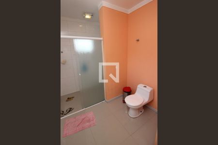 Casa à venda com 438m², 3 quartos e 3 vagasBanheiro da Suíte 1