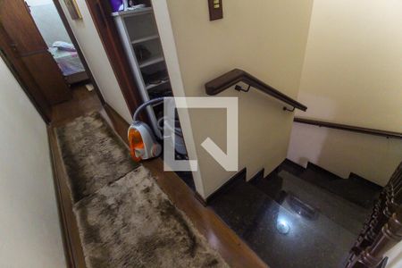 Casa à venda com 150m², 2 quartos e 2 vagas Casa à venda com 150m², 2 quartos e 2 vagasEscada