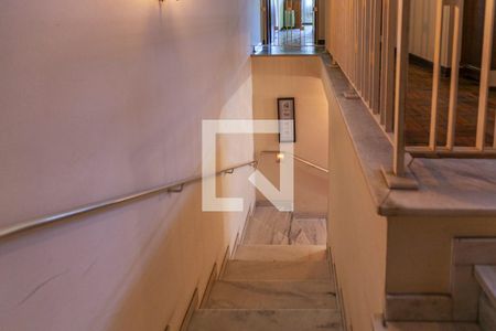 Casa à venda com 360m², 3 quartos e 4 vagasEscada piso inferior