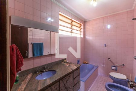 Casa à venda com 360m², 3 quartos e 4 vagasBanheiro do Quarto 1