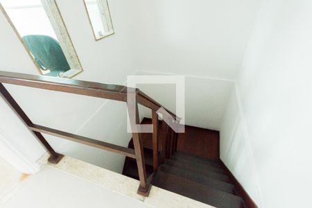 Casa de condomínio à venda com 210m², 4 quartos e 2 vagasEscada