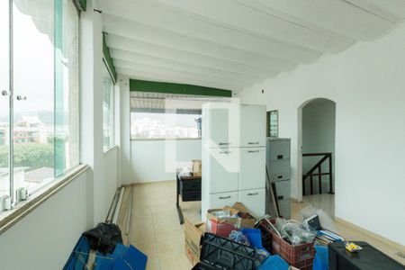 Casa de condomínio à venda com 210m², 4 quartos e 2 vagasEscritório