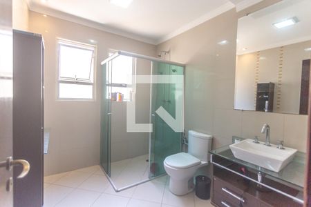 Casa à venda com 300m², 3 quartos e 6 vagasBanheiro social