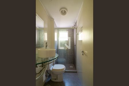 Banheiro de apartamento à venda com 1 quarto, 30m² em Menino Deus, Porto Alegre