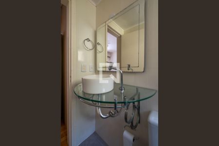 Banheiro de apartamento à venda com 1 quarto, 30m² em Menino Deus, Porto Alegre