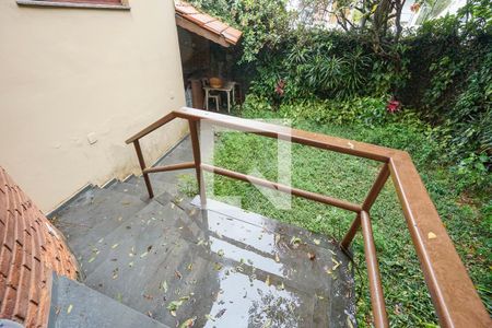 Casa à venda com 300m², 4 quartos e 4 vagas Casa à venda com 300m², 4 quartos e 4 vagasEscada do jardim