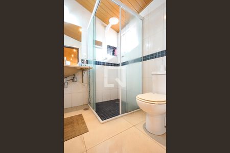 Casa à venda com 300m², 4 quartos e 4 vagas Casa à venda com 300m², 4 quartos e 4 vagasBanheiro da suíte 04