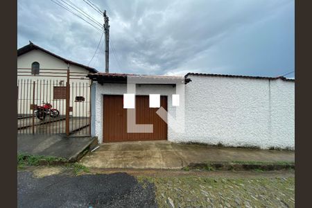 Casa à venda com 200m², 4 quartos e 4 vagas Casa à venda com 200m², 4 quartos e 4 vagasFachada
