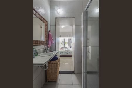 Casa à venda com 390m², 3 quartos e 10 vagasBanheiro Quarto 2 - Suíte
