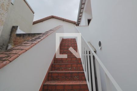 Casa à venda com 180m², 2 quartos e 2 vagasEscadas