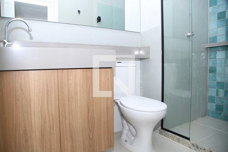 Banheiro de kitnet/studio para alugar com 1 quarto, 32m² em Pinheiros, São Paulo