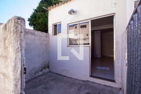 Quintal de kitnet/studio para alugar com 1 quarto, 27m² em Mutondo, São Gonçalo