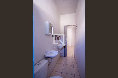 Banheiro de kitnet/studio para alugar com 1 quarto, 27m² em Mutondo, São Gonçalo