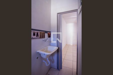 Banheiro de kitnet/studio para alugar com 1 quarto, 27m² em Mutondo, São Gonçalo